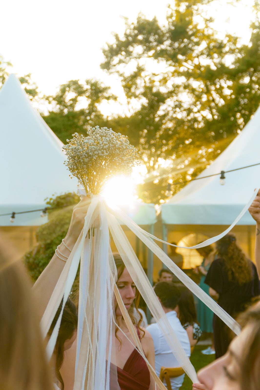 Détail d'une robe de mariée et bijou fin