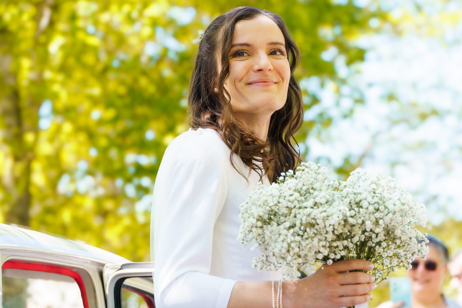 Mariée arrivant à la cérémonie en extérieur