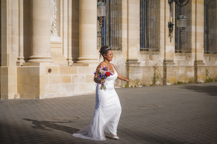 Mariée traversant une place à Bordeaux