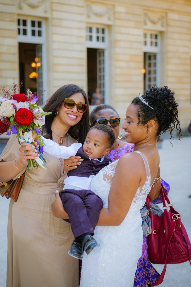 Portrait du couple à l'entrée de la mairie