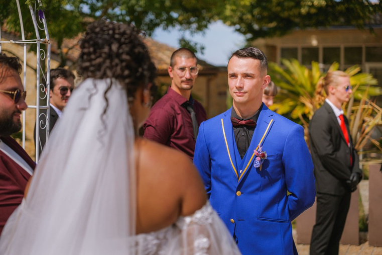 Le marié dépose sa femme, moment complice